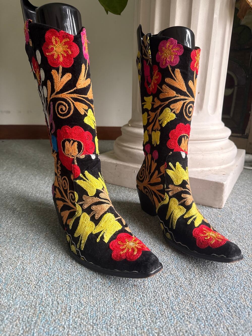 Vintage Velvet Road Black Velvet/Multicolor Embroidered Boots Sz 37/7.5-8M